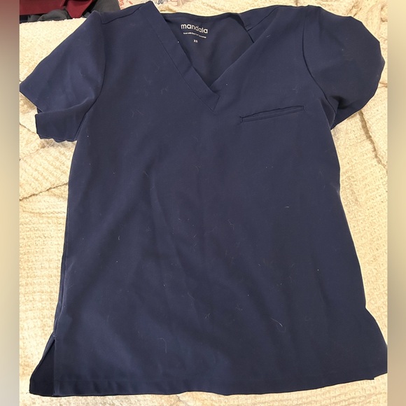 Scrub tops ⭐️ multiple - Picture 5 of 6
